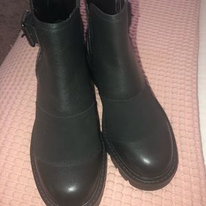 Women boot new with no tags and box  l never use  I paid almost 100dlls